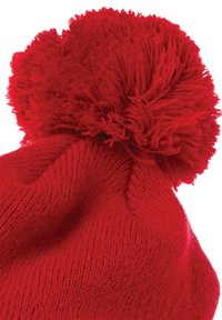 Rød strikket hue med en stor, fyldig pom-pom på toppen. Den bløde tekstur og den lyse farve skaber et varmt design.