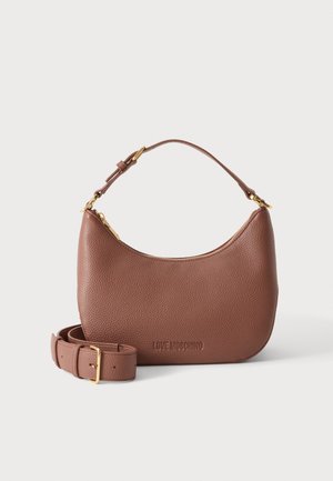 Sac à main en cuir marron texturé avec fermeture éclair dorée et accessoires métalliques, poignée courte, bandoulière longue détachable, et logo Love Moschino embossé sur le devant.