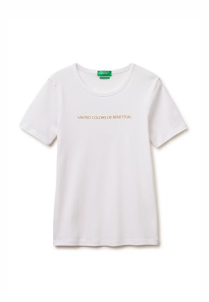 T-shirt blanc à manches courtes avec col rond et "UNITED COLORS OF BENETTON" imprimé en doré centré sur la poitrine.