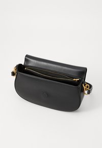 Borsa a spalla in pelle nera con forma arrotondata, dettagli in hardware dorato e compartimento con zip. Texture liscia e design minimalista.