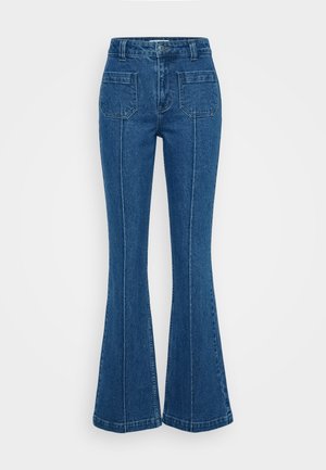 Blå slengbukser laget av denim, med høy midje, to baklommer og markert søm langs sidesømmene.