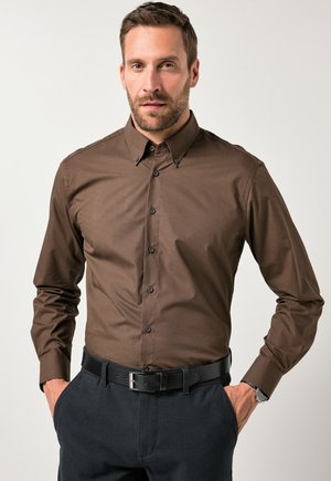 LONG-SLEEVED MINIMAL BUTTON DOWN COLLAR MODERN FIT - Camisa - coffee