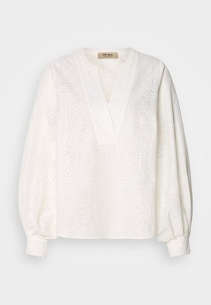 Weiße Bluse aus strukturiertem Stoff mit bestickten Mustern und einem V-Ausschnitt. Verfügt über lange, lockere Ärmel und geraffte Manschetten.