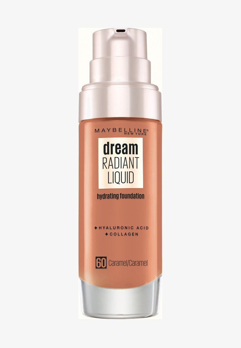 Podkład Maybelline Dream Radiant Liquid w odcieniu 60 Caramel. Przezroczysta szklana butelka z srebrną pompą, ciecz w pomarańczowym odcieniu, oznaczona jako formuła nawilżająca.