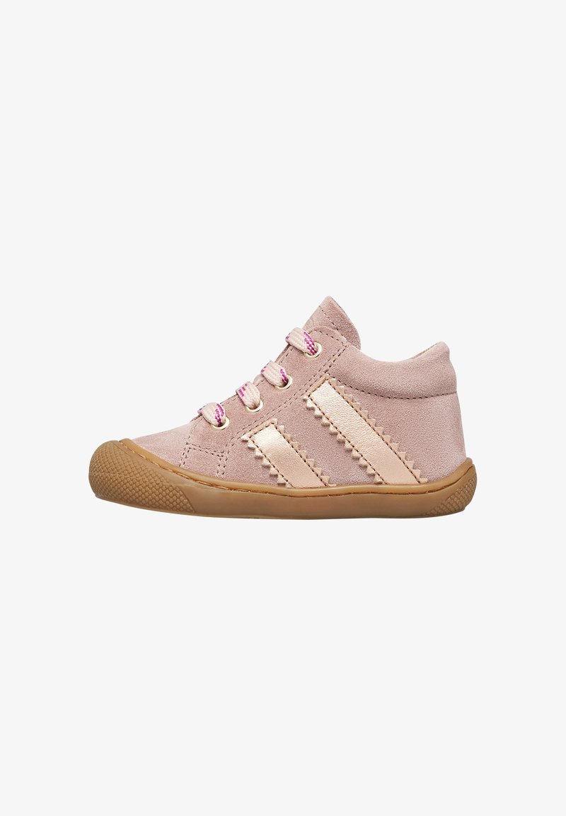 Baskets en daim rose avec deux bandes métalliques dorées, lacets roses et une semelle en caoutchouc texturé couleur gomme. Hauteur de la cheville avec un design à bout rond.