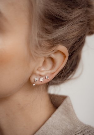 Hey Happiness DAISY SET OF 4 - Earrings - silver coloured