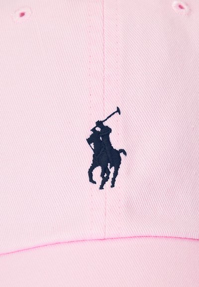 Lyserød baseballkasket i stof med sort broderet logo af en polospiller til hest, der svinger en kølle.
