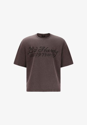 Camiseta oversize marrón oscuro con "Ed Hardy 1971" impreso en gran tamaño en negro en el pecho.