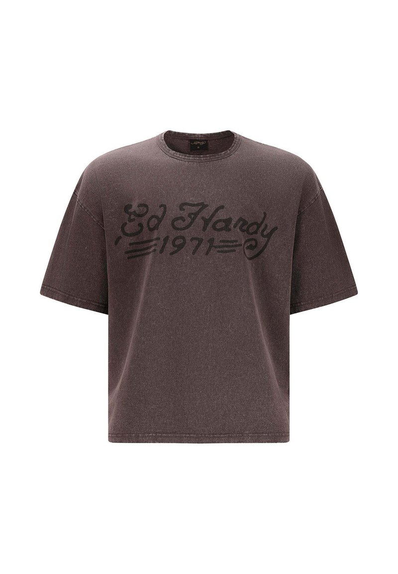 Ciemnobrązowa, luźna koszulka T-shirt z dużym czarnym napisem "Ed Hardy 1971" na piersi.