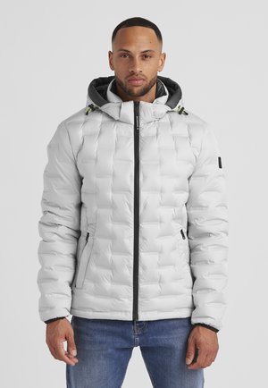 Gepolsterte weiße Jacke mit Kapuze, vorderem Reißverschluss, schwarzem Besatz und zwei Seitentaschen. Das Material hat eine glatte, glänzende Textur.