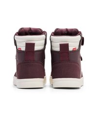 Bordeauxfarbene High-Top-Sneaker mit weißem gepolstertem Kragen und Zunge, ausgestattet mit einem Klettverschluss und kontrastierenden roten Akzenten an der Ferse.