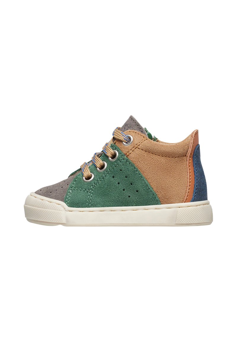 Sneakers multicolori in suede verde, marrone, grigio e blu navy con perforazioni, suola in gomma crema e lacci beige.
