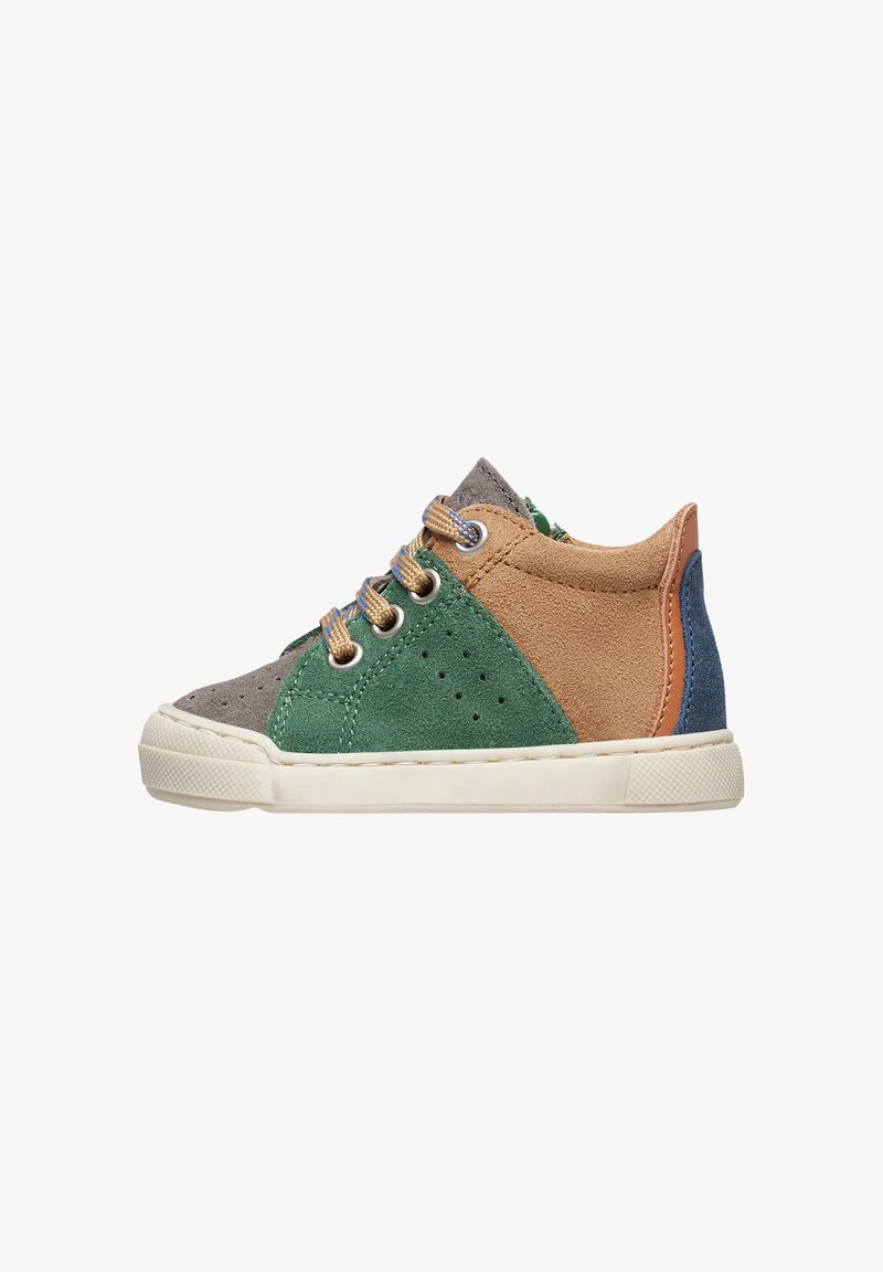 Sneakers multicolori in suede verde, marrone, grigio e blu navy con perforazioni, suola in gomma crema e lacci beige.