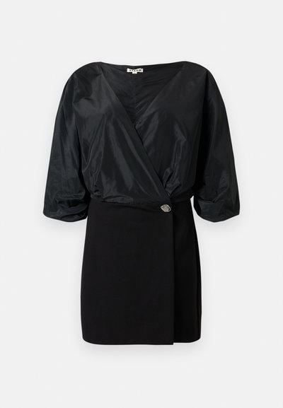 Robe portefeuille noire avec manches bouffantes aux trois quarts brillantes, décolleté en V et petite boucle argentée à la taille.