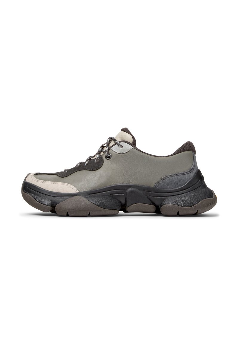 Sneakers in una combinazione di colori grigio e nero. Realizzati in pelle e mesh, presentano una punta arrotondata, una suola testurizzata e un design con lacci.