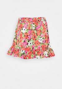 Bloemen skort met een gerimpelde zoom, gemaakt van lichtgewicht stof. Voorzien van levendige rode, roze en groene bloemen op een witte achtergrond.