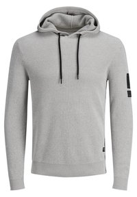 Sudadera con capucha gris de punto con un patrón texturizado, cordones negros, puños acanalados y un parche de logo discreto en la manga izquierda.