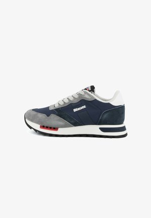 Scarpa da ginnastica da uomo con pannelli blu navy, grigio e bianco, lacci bianchi, dettaglio rosso vicino alla suola e marchio "Blauer" sul lato.