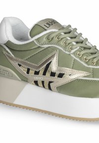 Sneaker verde in satin con design di stelle dorate e nere, colletto bianco imbottito e suola testurizzata. Presenta chiusura con lacci e logo.