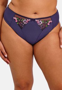 Marineblauwe ondergoed met bloemenkant-inzetten en roze en groene borduursels. Gladde stof met delicate scalloped randen.