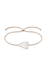 Justerbar armband i roséguld med en klar hjärtformad berlock och ett glidkloss på en vit bakgrund.