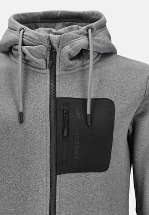 Grijze zip-up hoodie met verstelbare capuchon met trekkoord en zwart borstzakje met rits, gemerkt met "Swedemount".