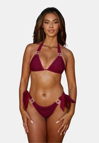 Burgundy bikini-set med triangeltopp som har paljettdetaljer, justerbara halterband och bottnar med knytningar och gulddetaljer.