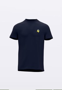 Tumesinine lühikeste varrukatega T-särk, mis on valmistatud siledast kangast, millel on rinnal väike kollane graafika, ümmargune kaelus ja lõdvestunud lõige.