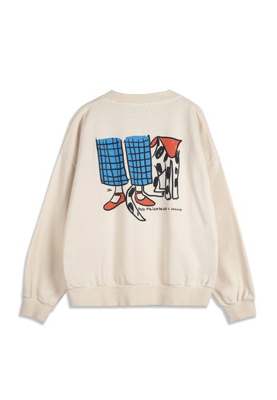 Sweat-shirt crème avec une illustration colorée de pantalons à carreaux bleus, chaussures rouges et un chien dalmatien noir et blanc aux oreilles rouges.