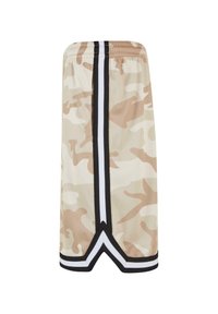 Shorts de sport camouflage beige et sable avec une bande verticale noire et blanche et un ourlet festonné sur fond blanc.