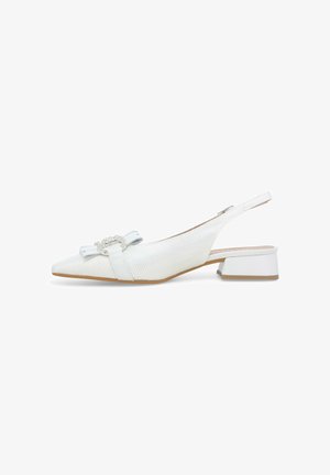 Scarpa slingback bianca texturizzata con tacco basso, punta affilata, fiocco decorativo e dettaglio fibbia con strass su sfondo bianco.