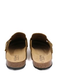 Sandales confortables en daim marron à enfiler, avec une semelle en liège, une semelle en caoutchouc noire plate, une boucle réglable et un intérieur doux.