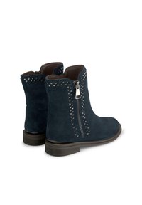 Botines de ante azul con tachuelas plateadas a lo largo de la cremallera y las costuras, con puntera redonda y suelas de goma planas.