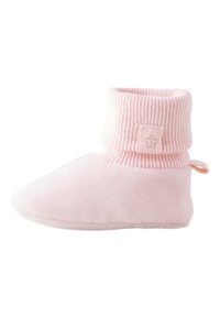 Chausson en polaire rose avec bord côtelé, bout arrondi et petit détail en boucle à l'arrière. Texture douce et design léger.