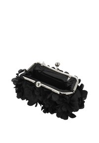 Bolso de mano floral negro con un marco metálico plateado, presenta pétalos texturizados y un interior liso. Cierre con adornos esféricos decorativos.