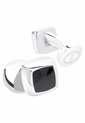 Silberne Manschettenknöpfe mit quadratischem Einlegeblatt aus schwarzem Onyx und runder Rückseite mit eingraviertem Logo. Glatte, polierte Metalloberfläche.