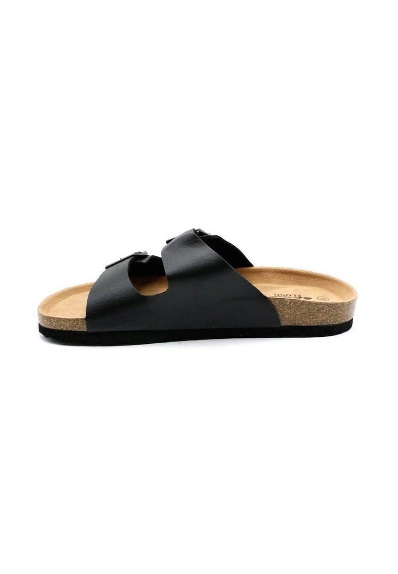 Sandales noires en cuir avec deux larges brides, boucles et une semelle en liège. La semelle est plate avec une finition texturée.