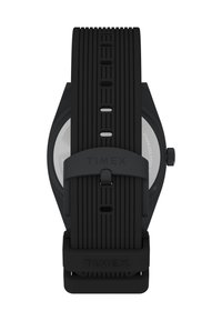 Ceas Timex cu curea din silicon negru, având o carcasă rotundă neagră, spate din oțel inoxidabil și o închizătoare de tip cataramă sigură.