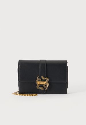 Μαύρο δερμάτινο τσαντάκι clutch με χρυσό στριφογυριστό κούμπωμα σε σχήμα φιδιού και αλυσίδα, επώνυμο Just Cavalli, σε απλό ανοιχτό φόντο.