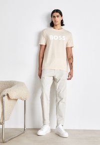 BOSS THINKING - Apdrukāts T-krekls - open beige