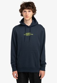 Donkerblauwe hoodie gemaakt van zachte stof, met een voorzak en opvallende gele tekst "ELEMENT SKATEBOARD CO. WORLD WIDE."