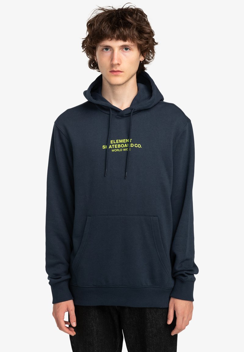 Donkerblauwe hoodie gemaakt van zachte stof, met een voorzak en opvallende gele tekst "ELEMENT SKATEBOARD CO. WORLD WIDE."