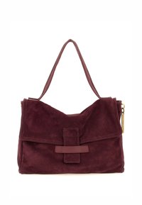 Borsa a tracolla in suede bordeaux con chiusura a ribalta, una tracolla singola e un piccolo dettaglio con zip dorata sul lato.