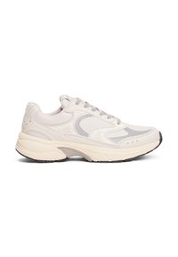 Chaussures de sport gris clair avec une tige en mesh et synthétique, bout arrondi et semelle rembourrée. Présentent un marquage subtil et des accents texturés.