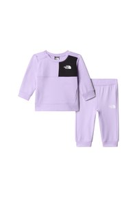 Lilaa collegepaita ja siihen sopivat housut, valmistettu pehmeästä kankaasta. Collegepaidassa on musta rintapala, jossa on logo. Housuissa on joustava vyötärönauha.