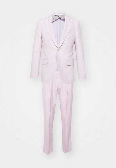 Helles rosa Anzugensemble mit einem einreihigen Blazer mit schmalen Revers, zwei Vordertaschen und passenden Hosen mit Falten. Enthält eine Fliege.