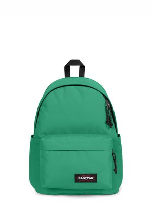 Grøn Eastpak-rygsæk med frontlomme med lynlås, sorte lynlåse og sort håndtag øverst mod hvid baggrund.