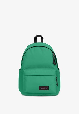 Grøn Eastpak-rygsæk med frontlomme med lynlås, sorte lynlåse og sort håndtag øverst mod hvid baggrund.