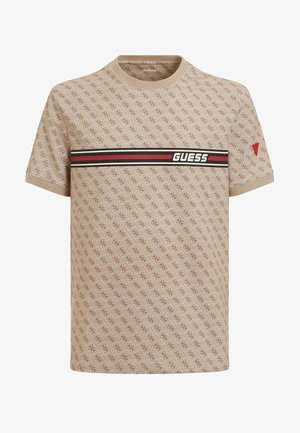 Beige T-shirt met een patroon voorzien van een herhalend logo-ontwerp, een zwart en rode horizontale streep met de tekst "GUESS", en een ronde halslijn.