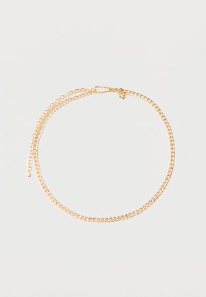 Collar con cadena en tono dorado con cierre de langosta y eslabón ajustable extendido sobre un fondo neutro.